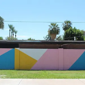 Holiday home Newly Remodeled Midcentury Pink Flamingo Casa